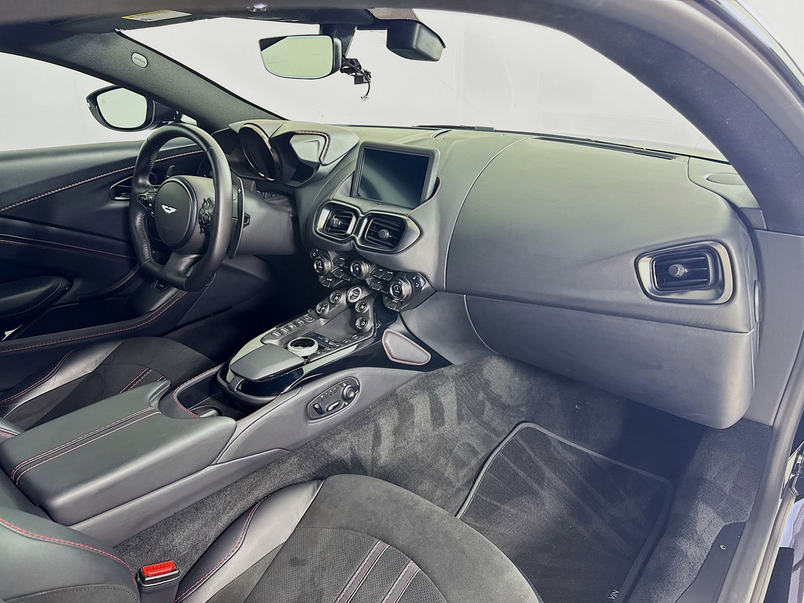 Used 2023 Aston Martin V8 Vantage Coupe image 22