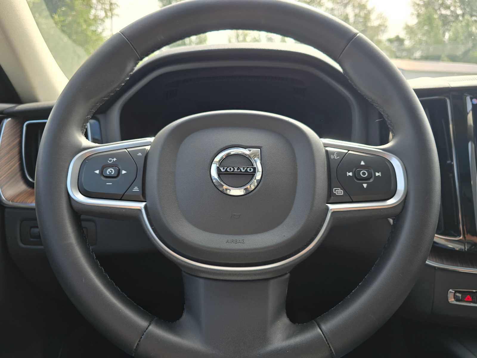 Used 2022 Volvo XC60 B5 Momentum w/ Advanced Package AWD/4WD image 24