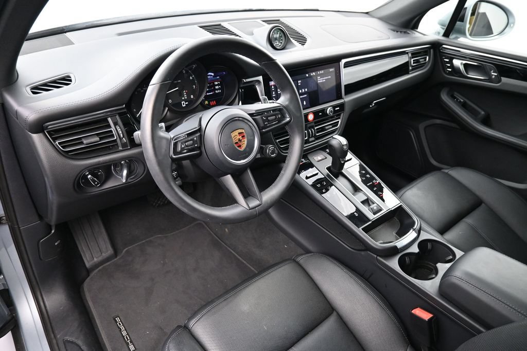 Certified 2026 Porsche Macan AWD/4WD image 4