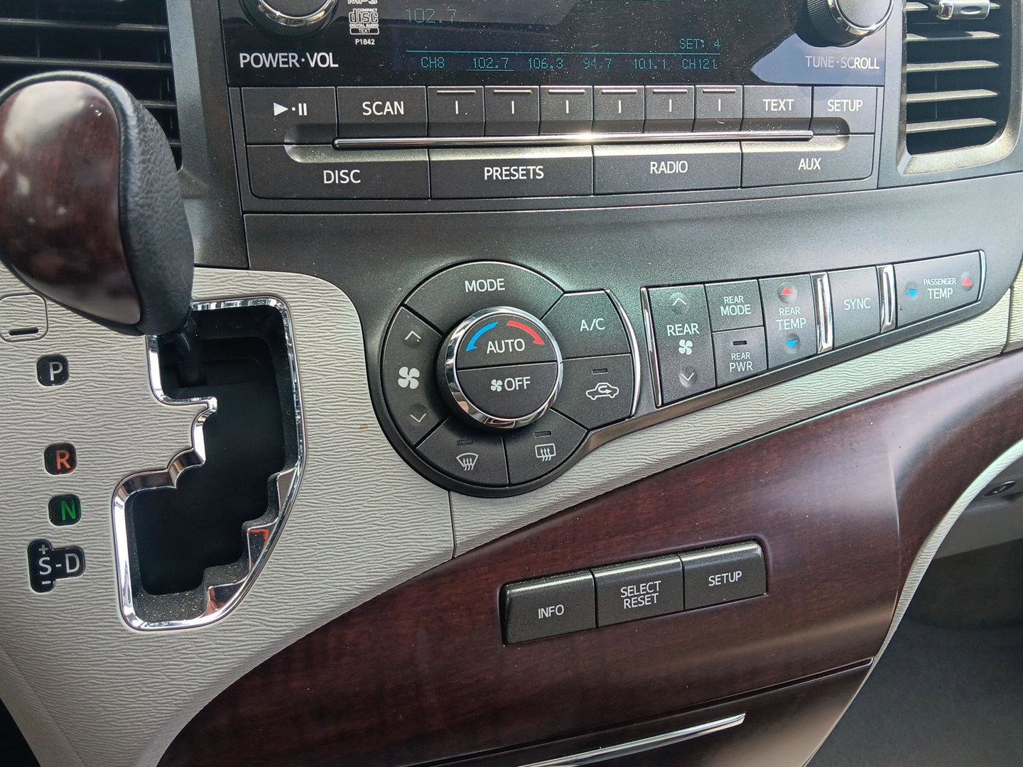 Used 2012 Toyota Sienna XLE FWD image 18