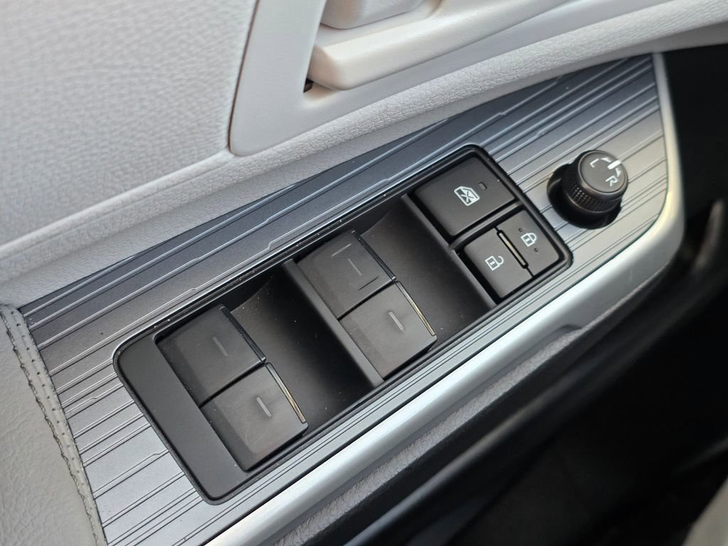 Used 2026 Toyota Sienna LE image 53