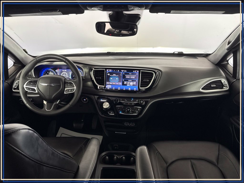 Certified 2025 Chrysler Pacifica Select FWD image 33