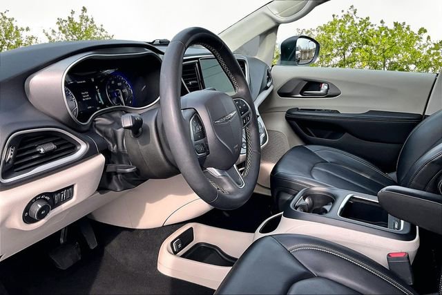 Used 2023 Chrysler Pacifica Touring-L FWD image 12