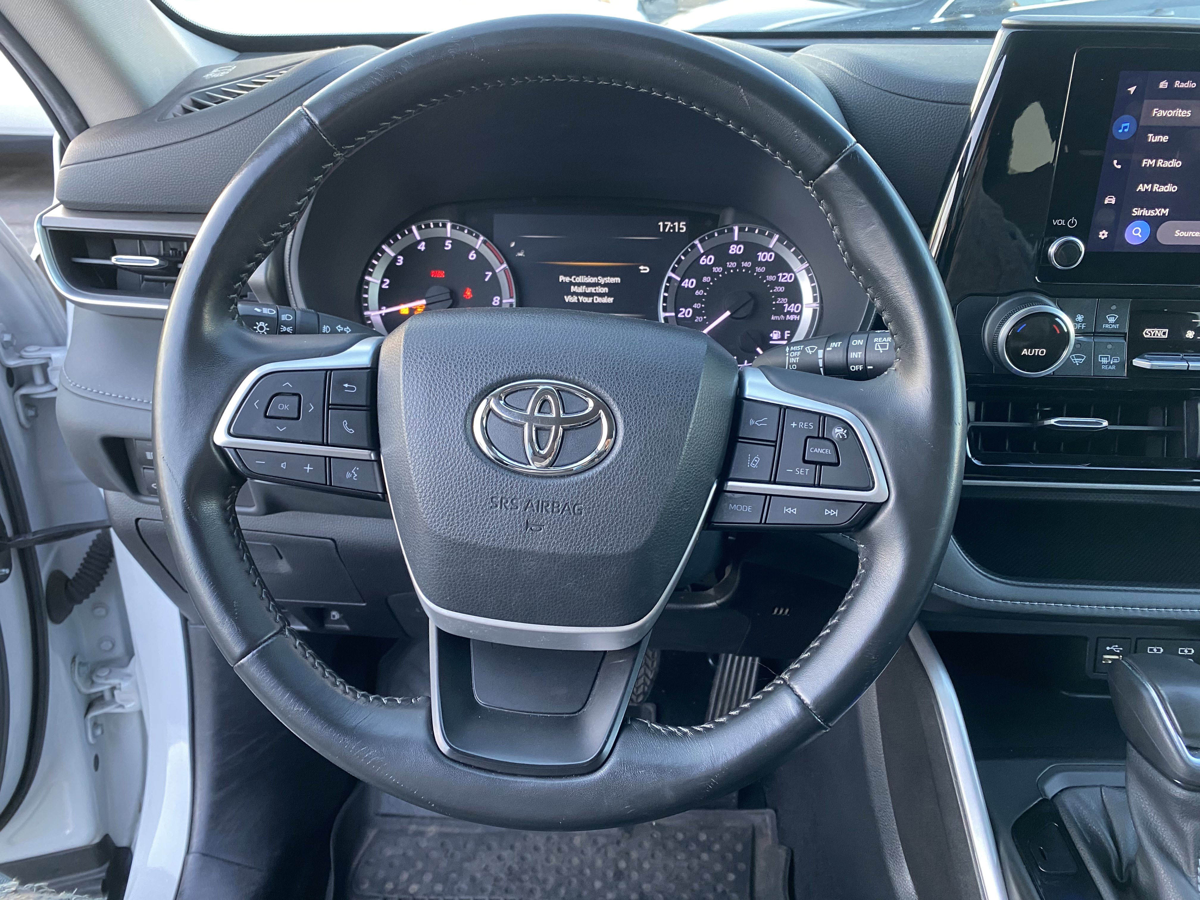 Used 2022 Toyota Highlander LE FWD image 12