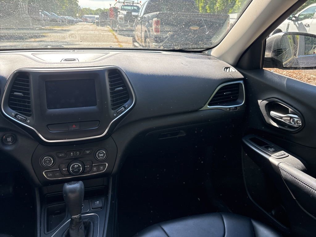 Used 2019 Jeep Cherokee Latitude Plus w/ Comfort/Convenience Group FWD image 11