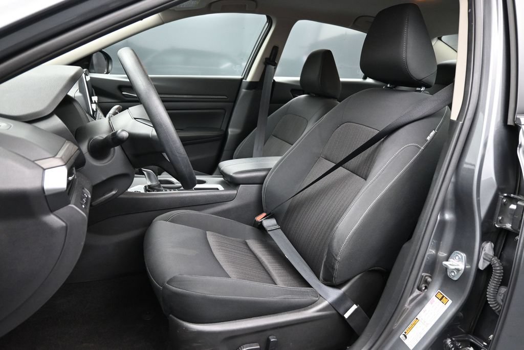 Used 2025 Nissan Altima 2.5 SV FWD image 2