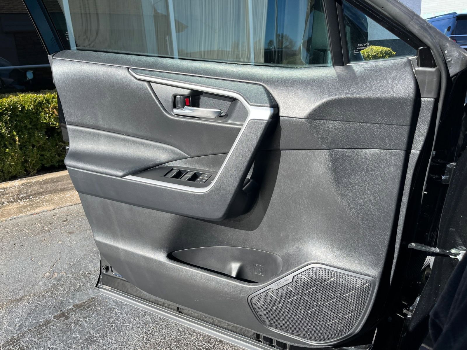 Used 2025 Toyota RAV4 XLE image 20