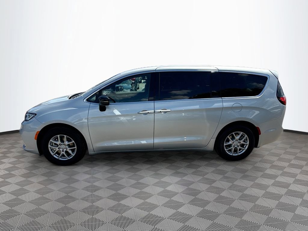 Used 2026 Chrysler Pacifica Select image 9
