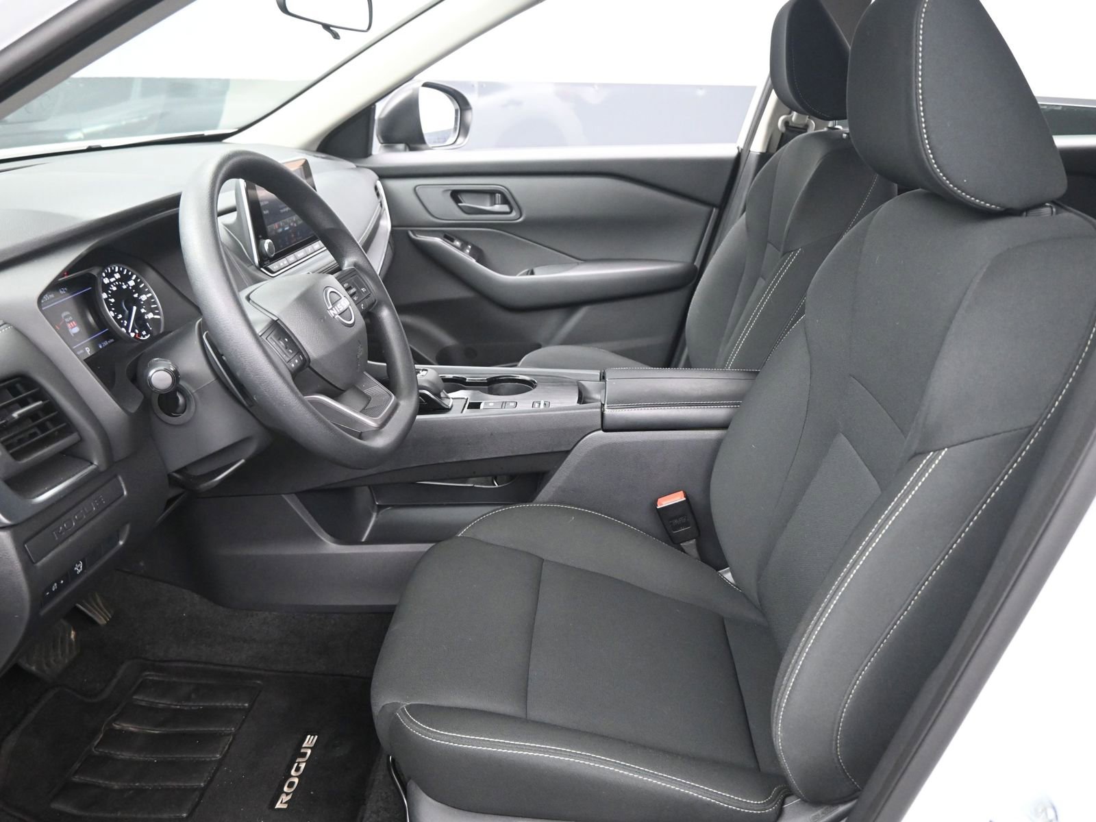 Used 2025 Nissan Rogue S image 9