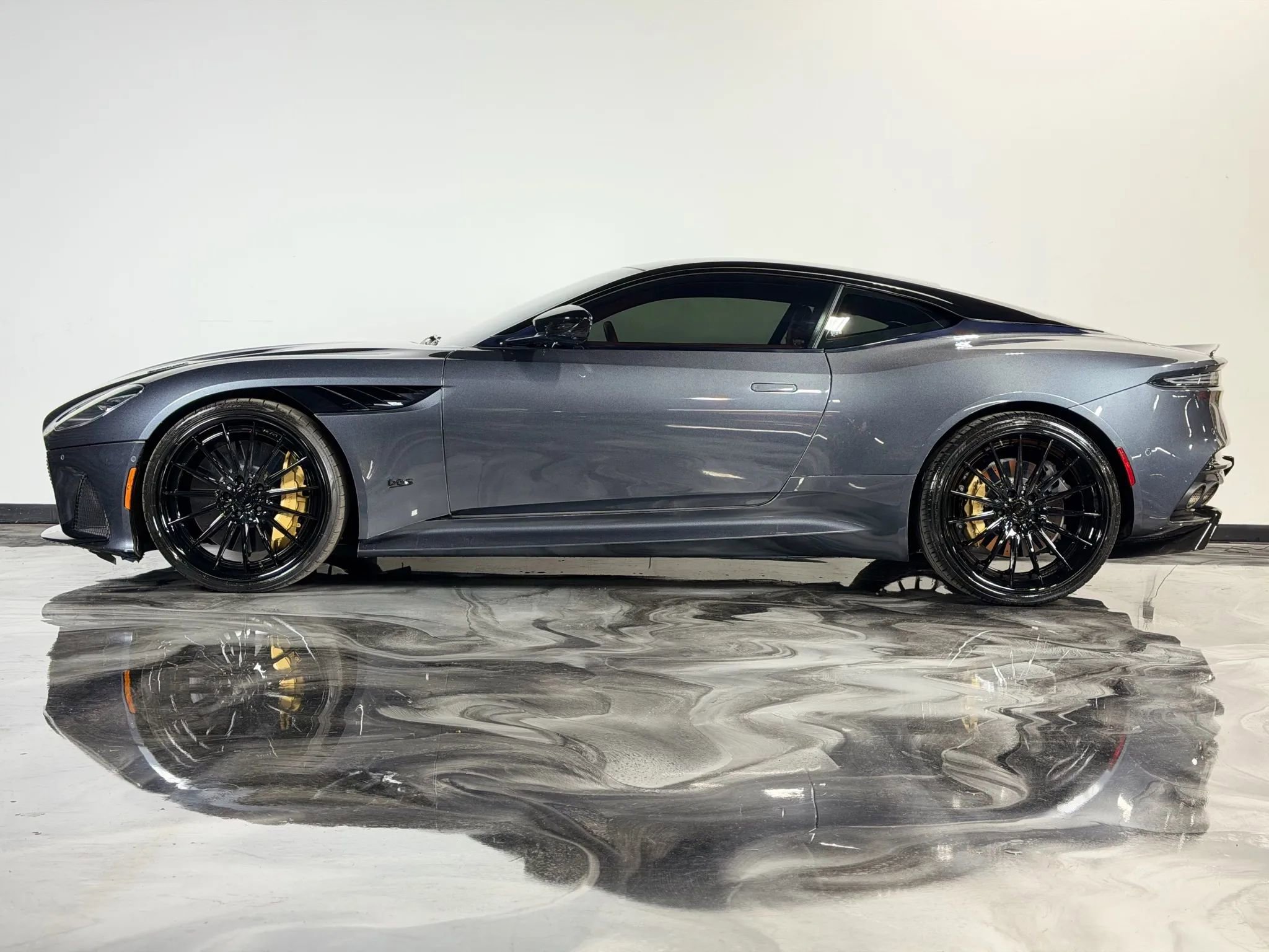 Used 2019 Aston Martin DBS Superleggera image 2
