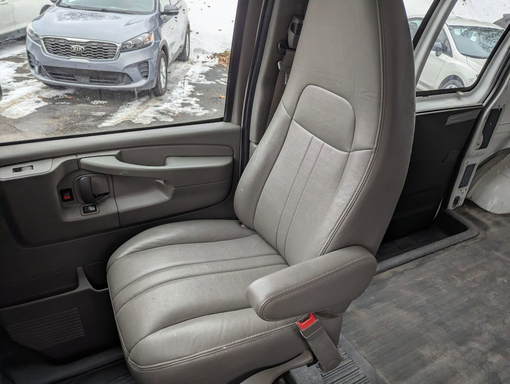 Used 2015 Chevrolet Express 2500 image 12