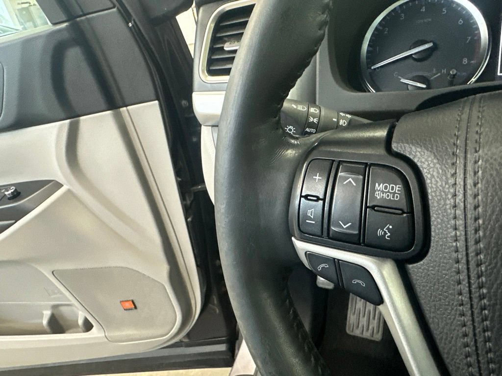 Used 2019 Toyota Highlander Limited Platinum w/ Carpet Mat Package (TMS) AWD/4WD image 39