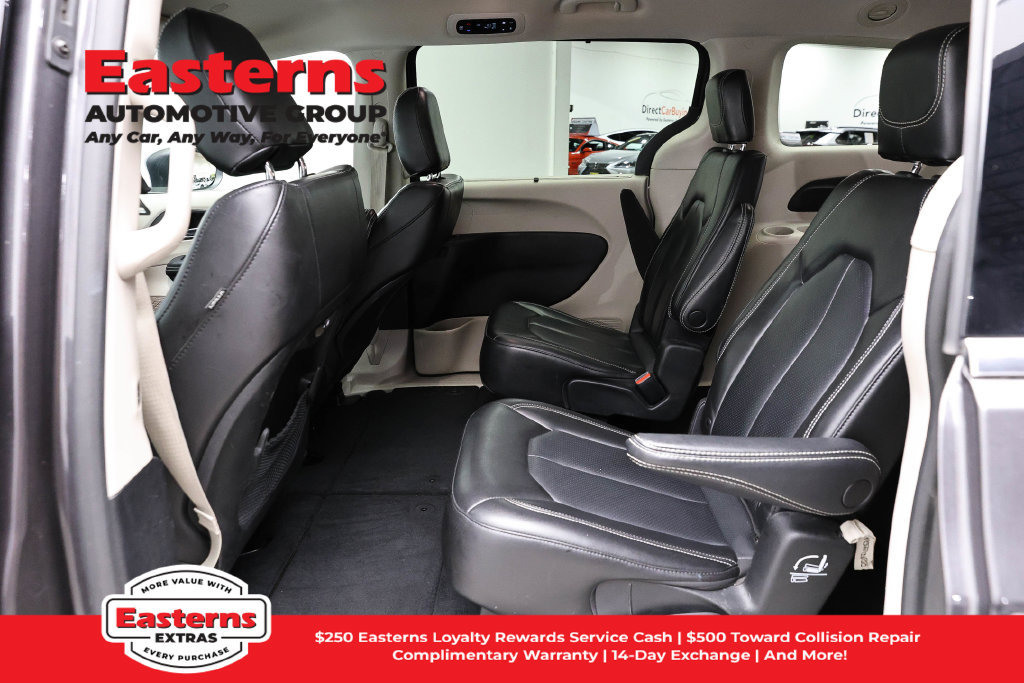 Used 2023 Chrysler Pacifica Touring-L FWD image 23