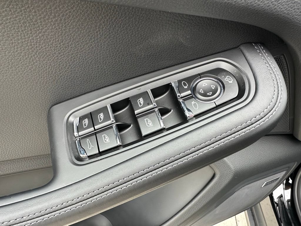 Used 2026 Porsche Macan Turbo AWD/4WD image 21