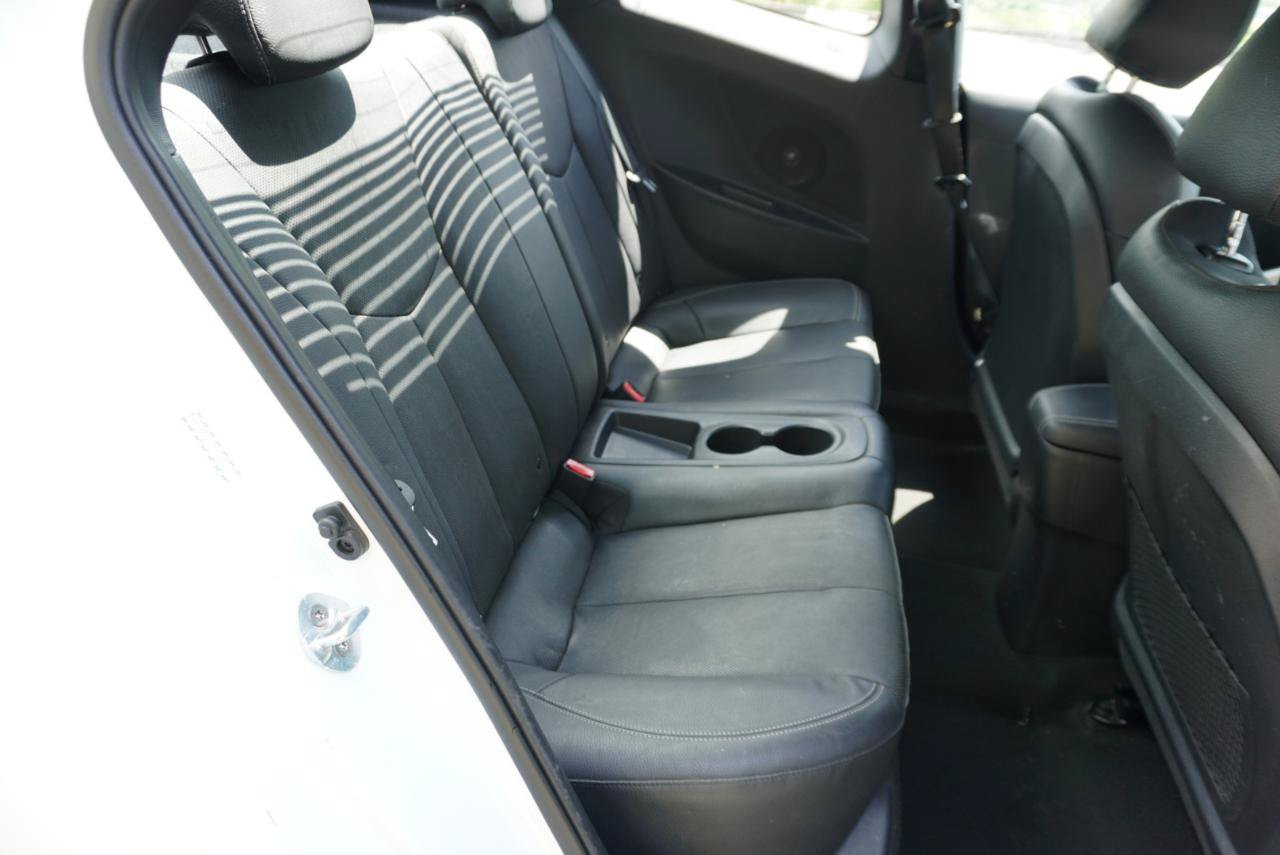 Used 2016 Hyundai Veloster Turbo FWD image 37