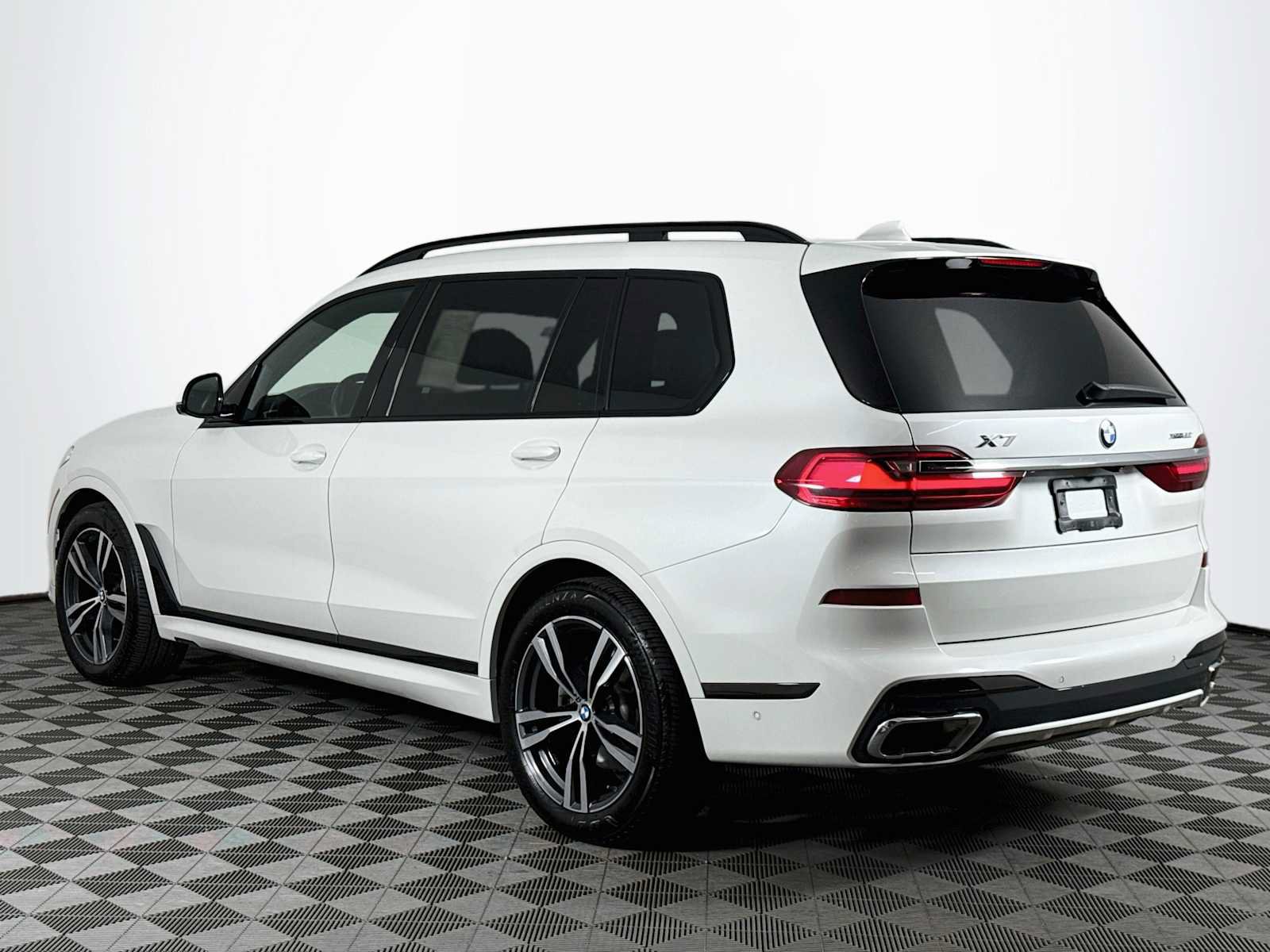 Used 2019 BMW X7 xDrive50i w/ M Sport Package AWD/4WD image 3