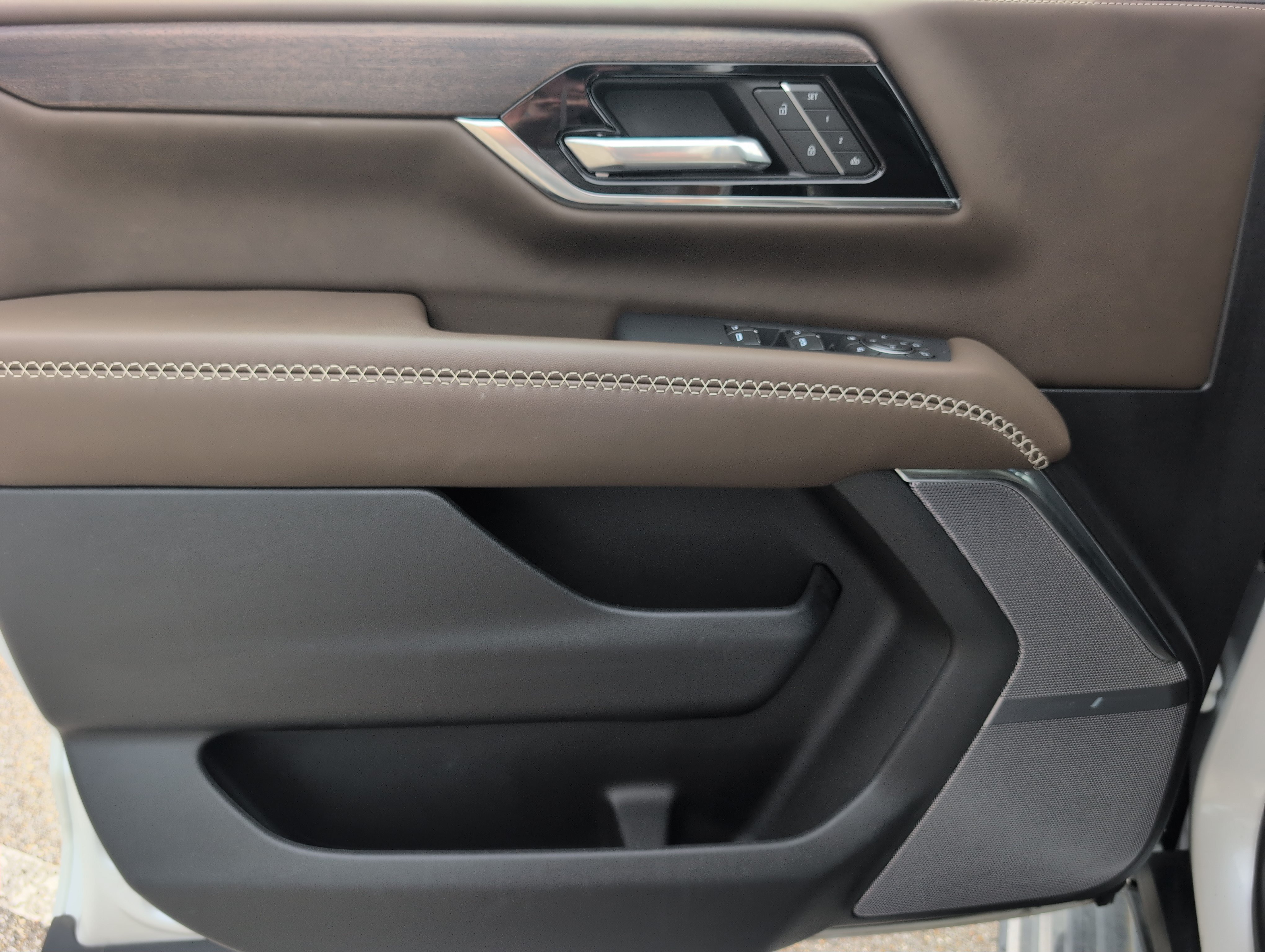 Used 2025 GMC Yukon Denali Ultimate w/ LPO, Floor Liner Package AWD/4WD image 16