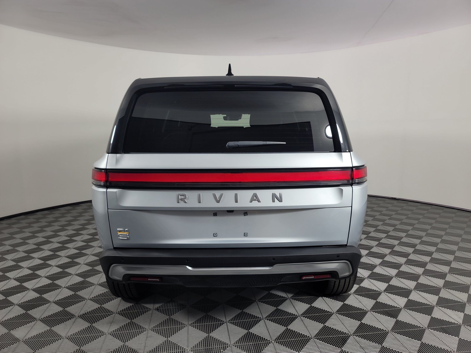 Used 2024 Rivian R1S Adventure AWD/4WD image 4