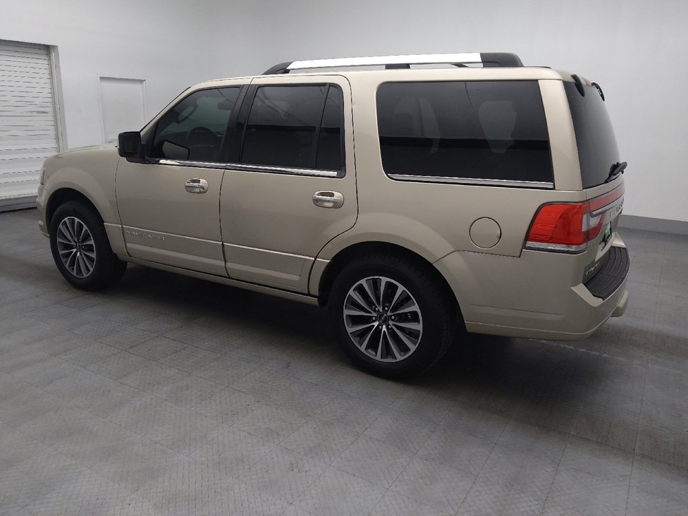 Used 2017 Lincoln Navigator Select RWD image 3