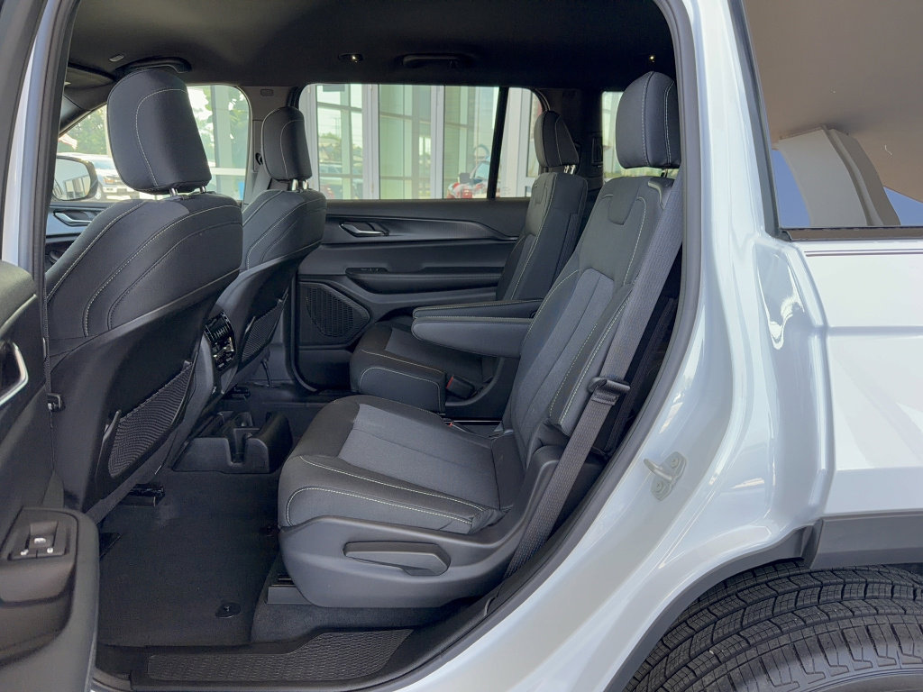 Used 2025 Jeep Grand Cherokee L Laredo image 14