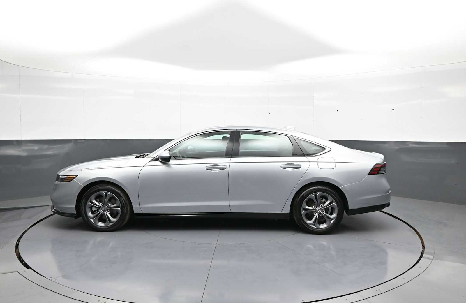Used 2025 Honda Accord EX-L image 9