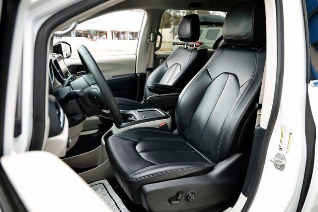 Used 2024 Chrysler Pacifica Touring-L image 19