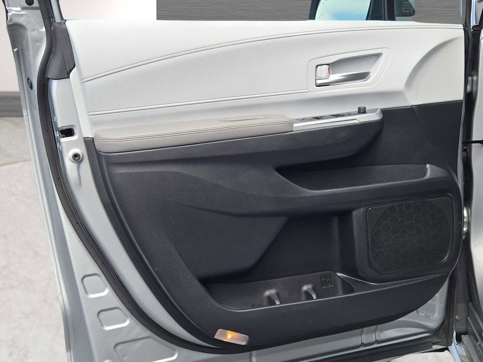 Used 2025 Toyota Sienna XLE AWD/4WD image 23