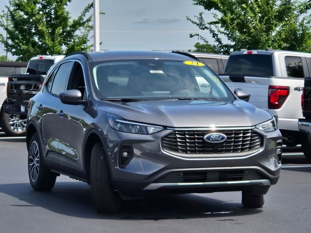 Used 2024 Ford Escape SE image 3
