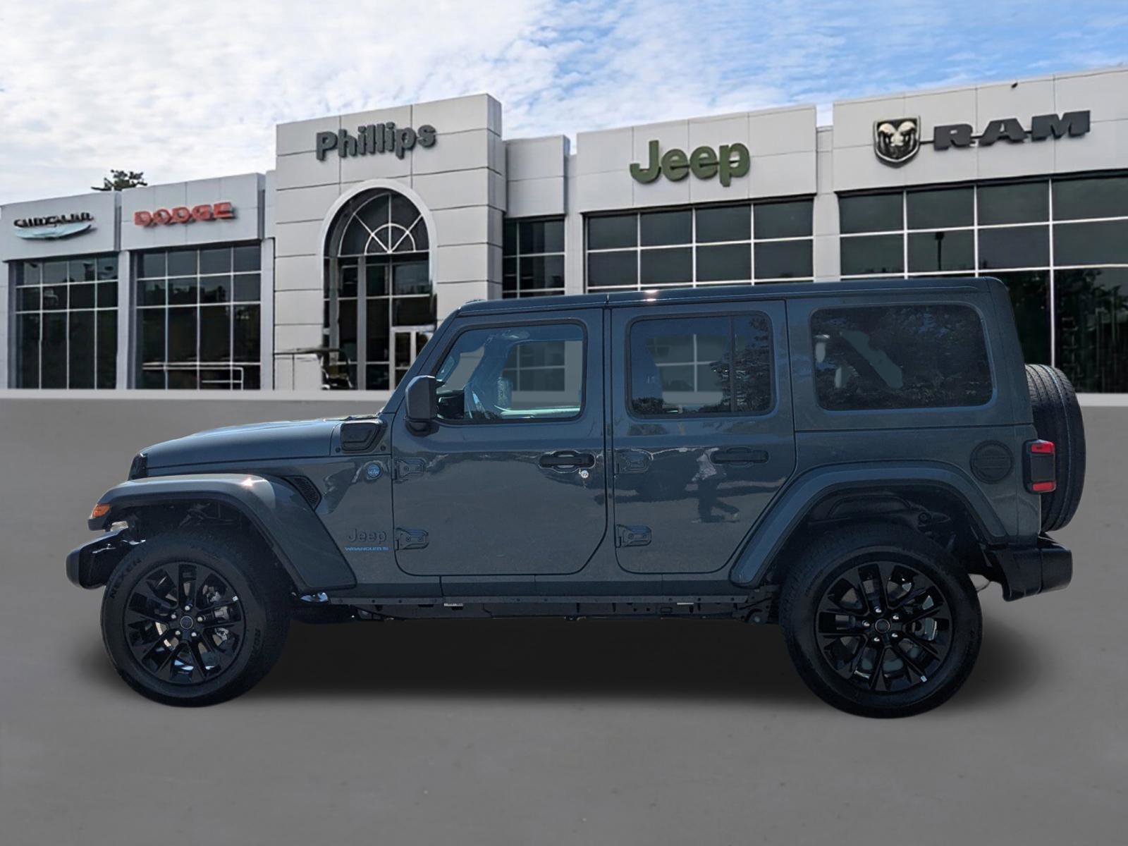 Used 2025 Jeep Wrangler Unlimited Sahara w/ Safety Group image 6