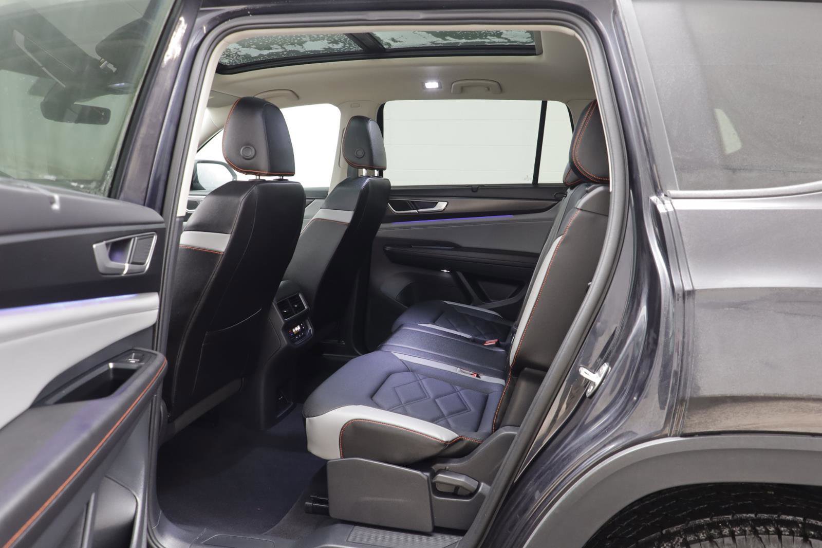 Used 2025 Volkswagen Atlas Peak Edition SE image 12