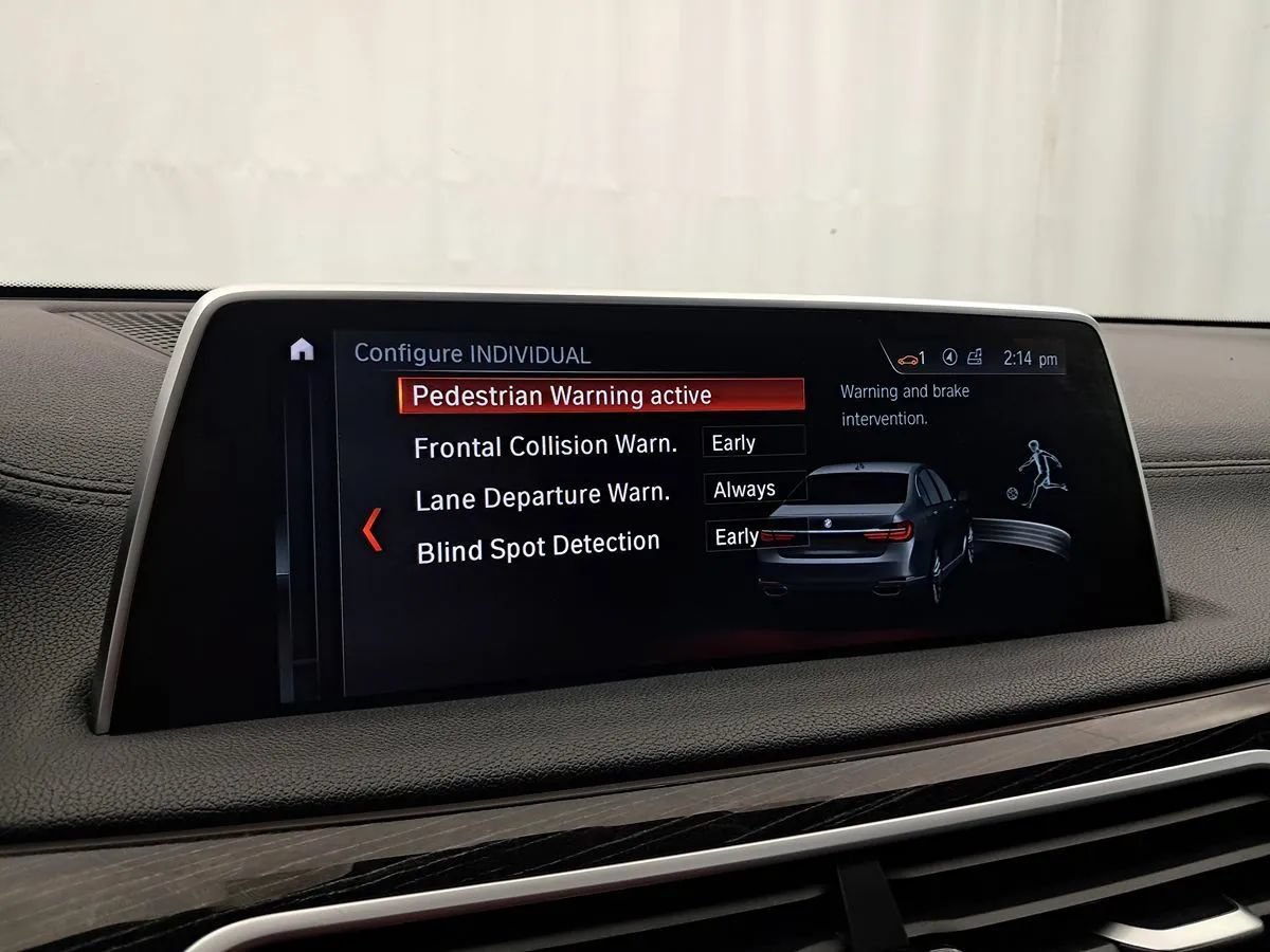 Used 2019 BMW 750i xDrive w/ M Sport Package AWD/4WD image 16