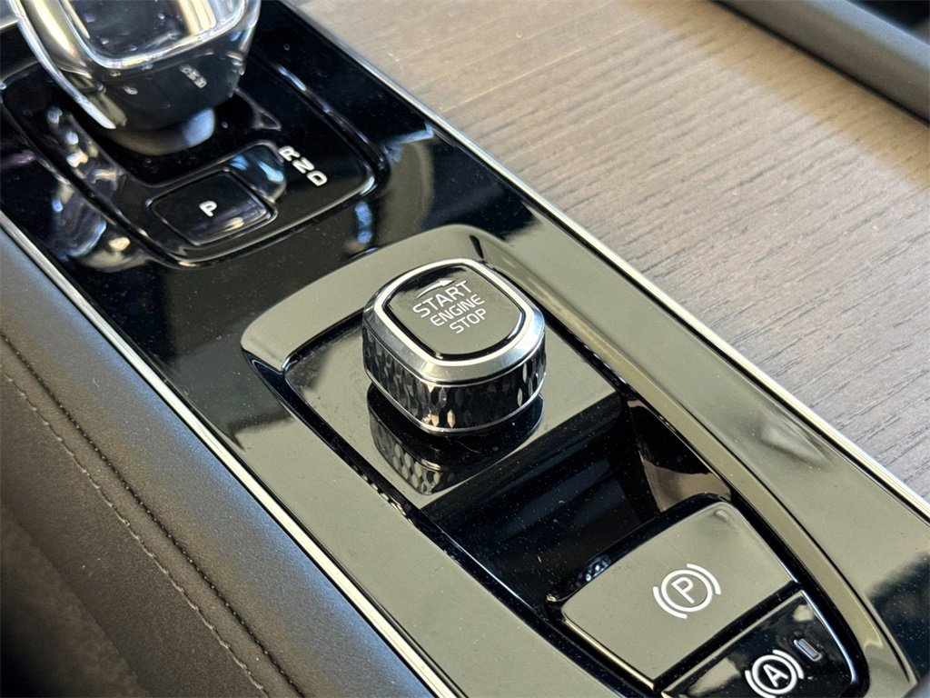 Certified 2025 Volvo XC90 B6 Plus image 23