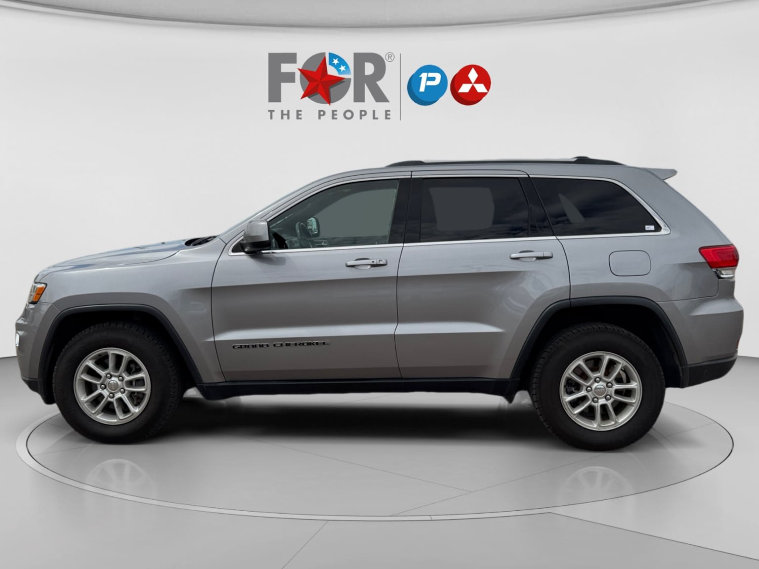 Used 2019 Jeep Grand Cherokee Laredo AWD/4WD image 2