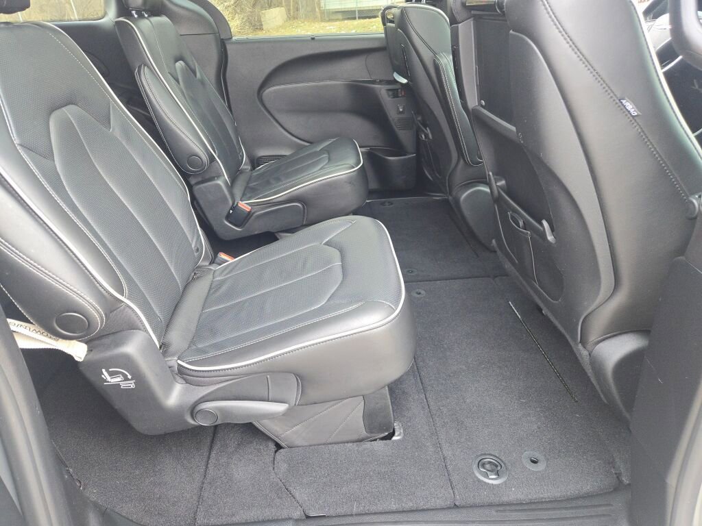 Used 2021 Chrysler Pacifica Limited w/ Uconnect Theater Family Group image 9