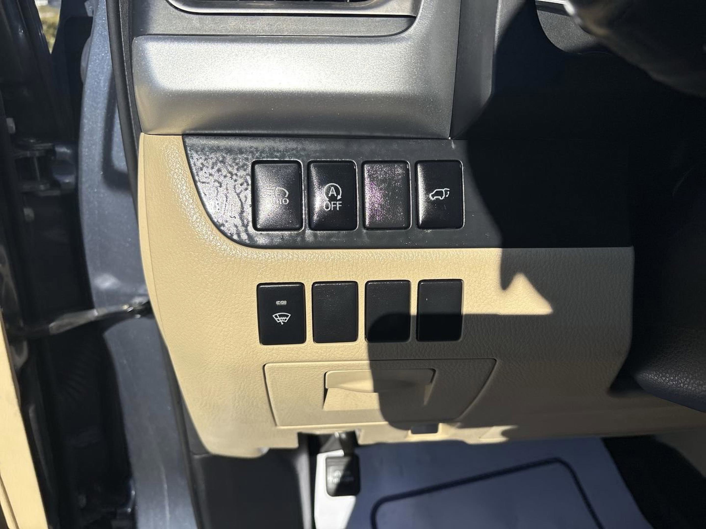 Used 2018 Toyota Highlander SE image 14