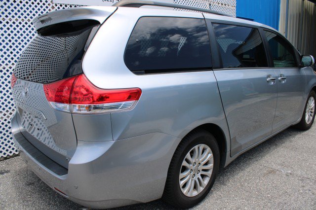 Used 2013 Toyota Sienna XLE FWD image 3