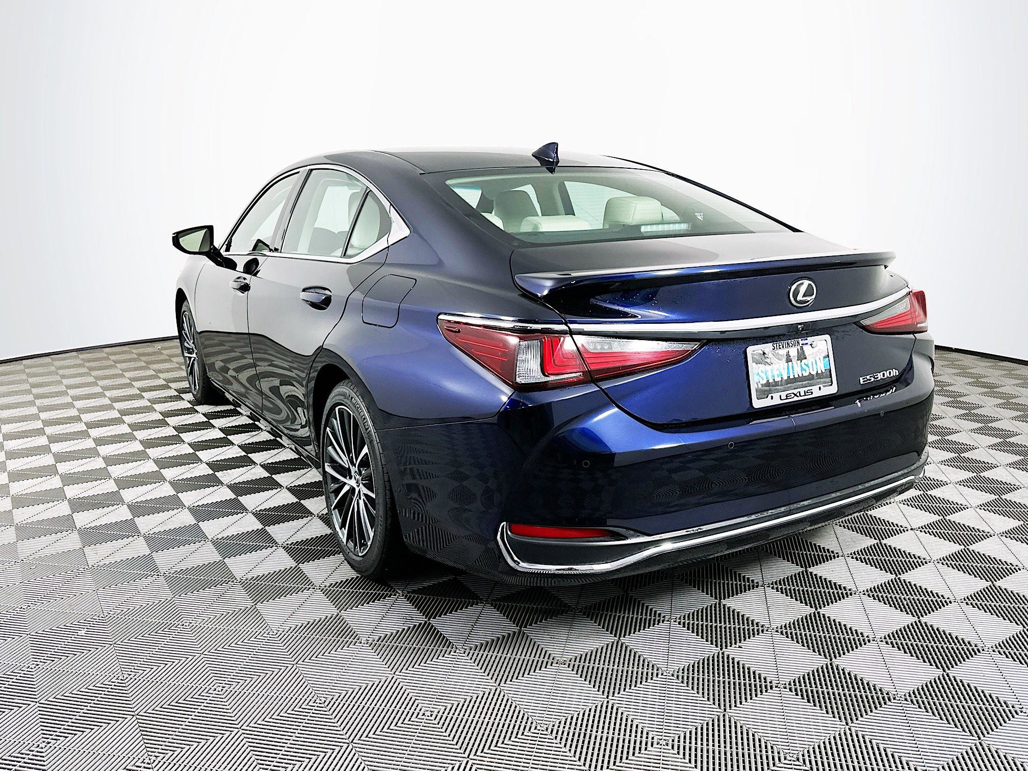 Used 2025 Lexus ES 300h w/ Premium Package image 5