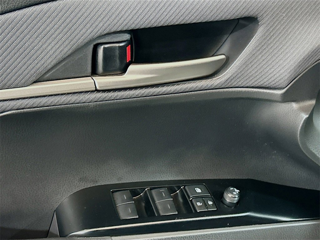 Used 2025 Toyota Camry SE w/ Convenience Package image 15