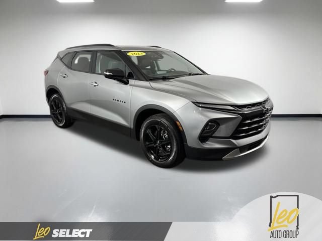 Used 2023 Chevrolet Blazer LT w/ Midnight/Sport Edition FWD image 4