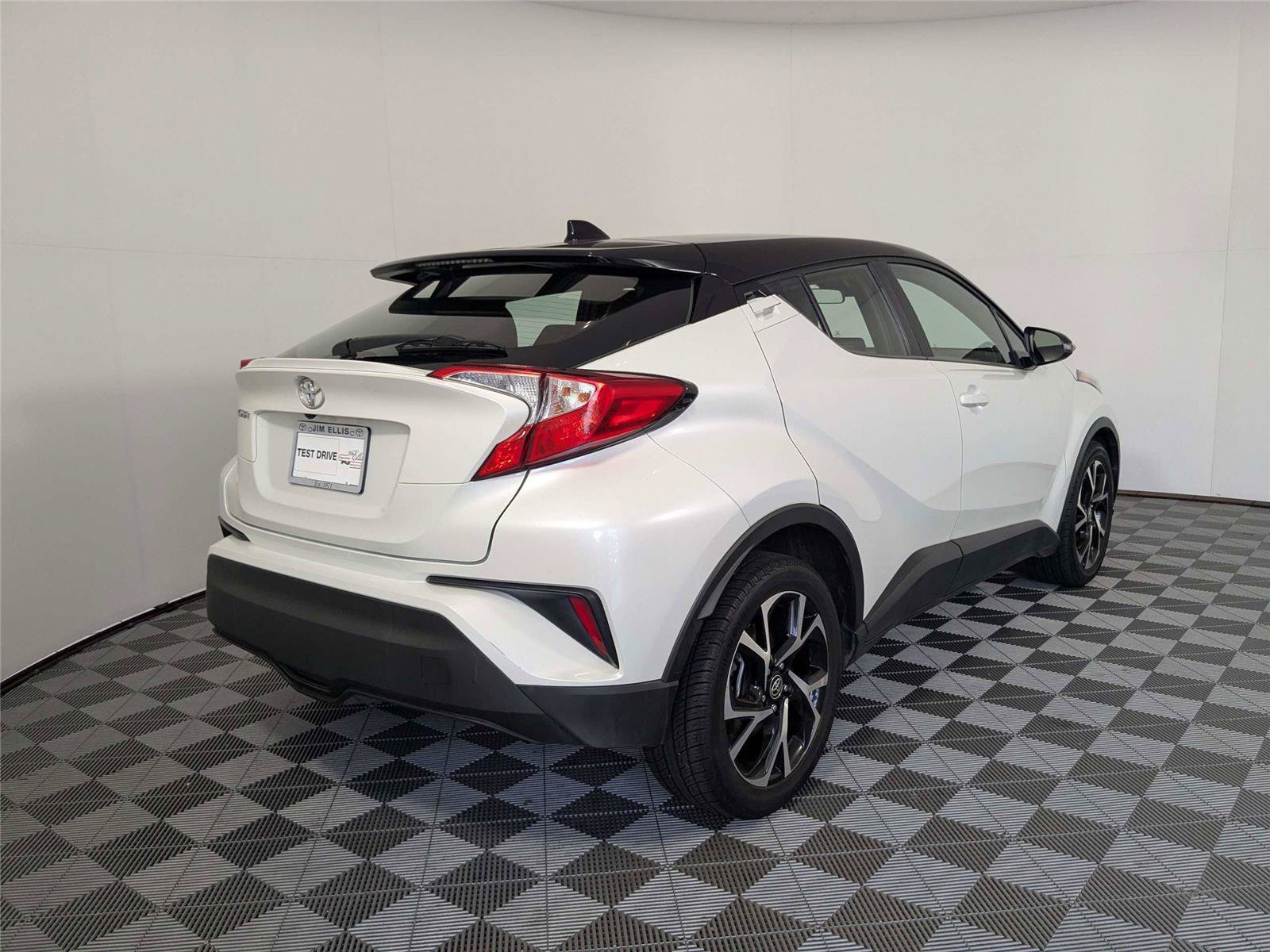 Used 2020 Toyota C-HR XLE FWD image 5