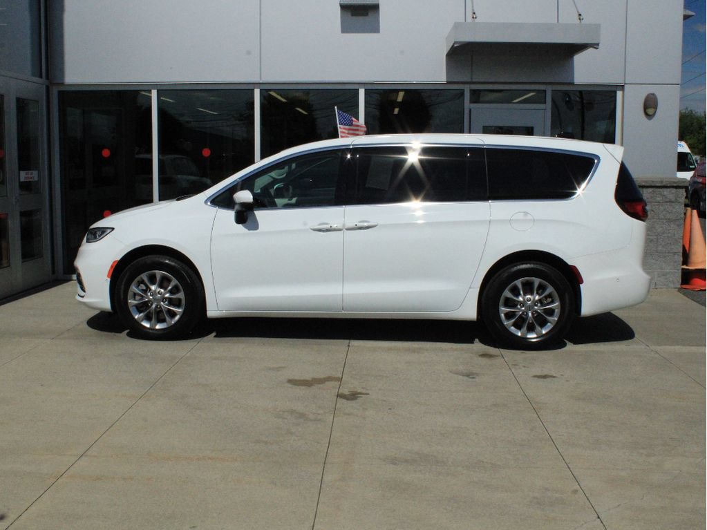 Used 2023 Chrysler Pacifica Touring-L AWD/4WD image 5