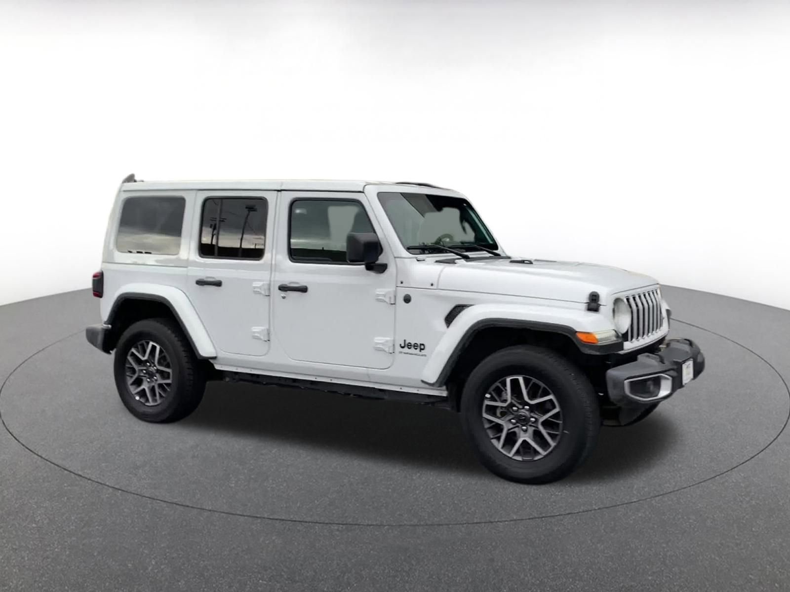 Used 2025 Jeep Wrangler Sahara image 2