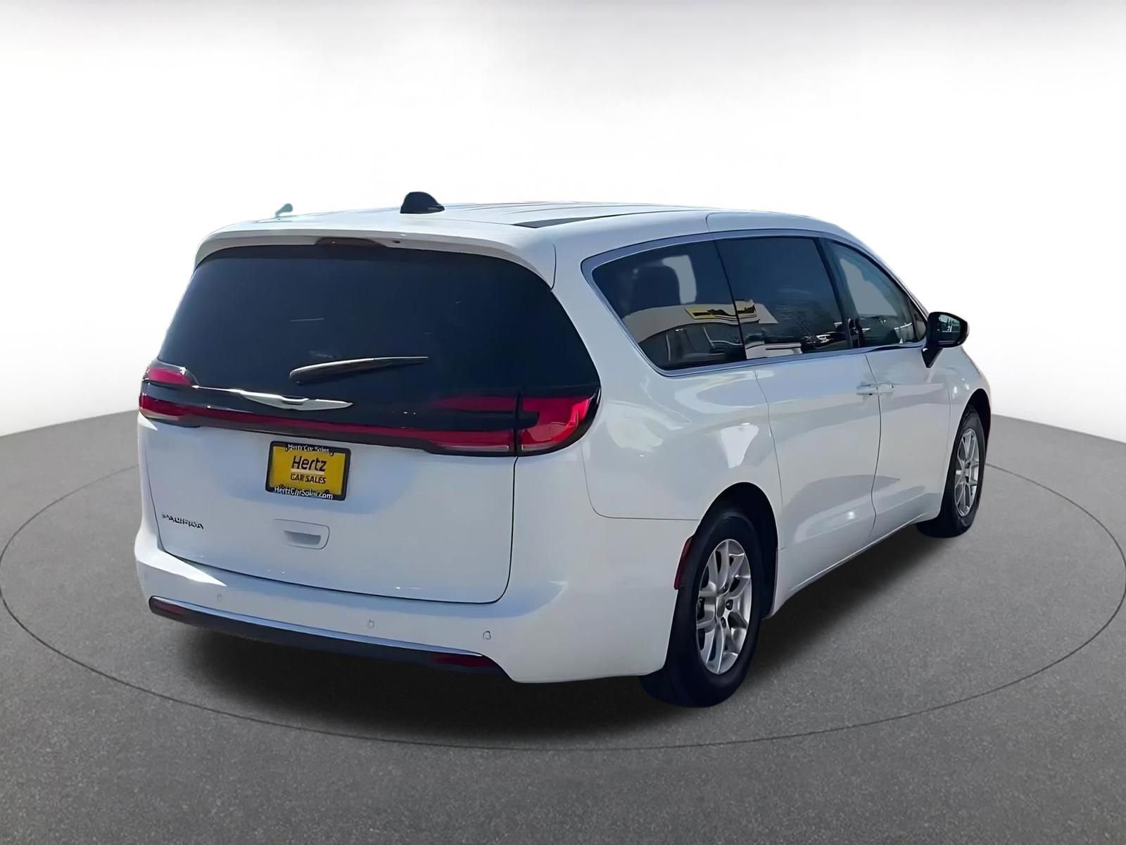 Used 2023 Chrysler Pacifica Touring-L image 14