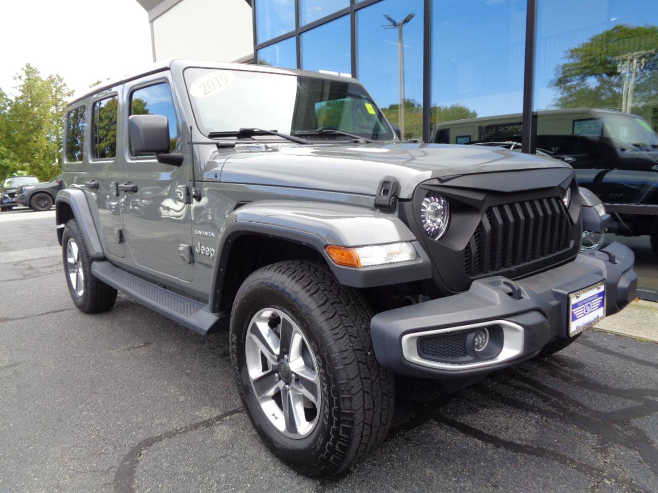 Used 2019 Jeep Wrangler Unlimited Sahara w/ Dual Top Group AWD/4WD image 3