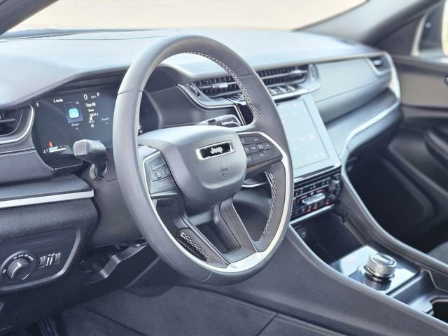 Used 2025 Jeep Grand Cherokee Altitude AWD/4WD image 12