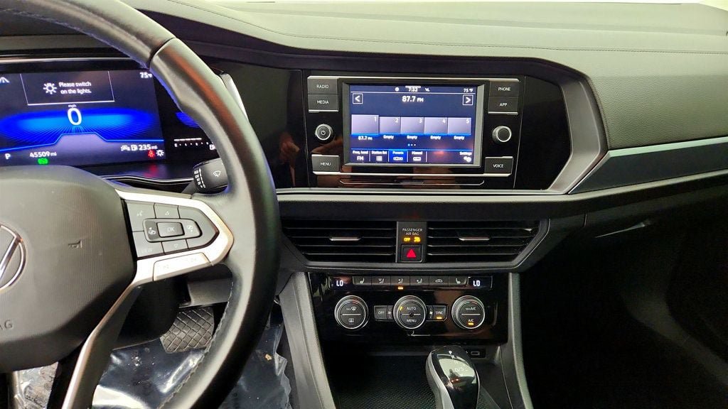 Used 2022 Volkswagen Jetta SE FWD image 18