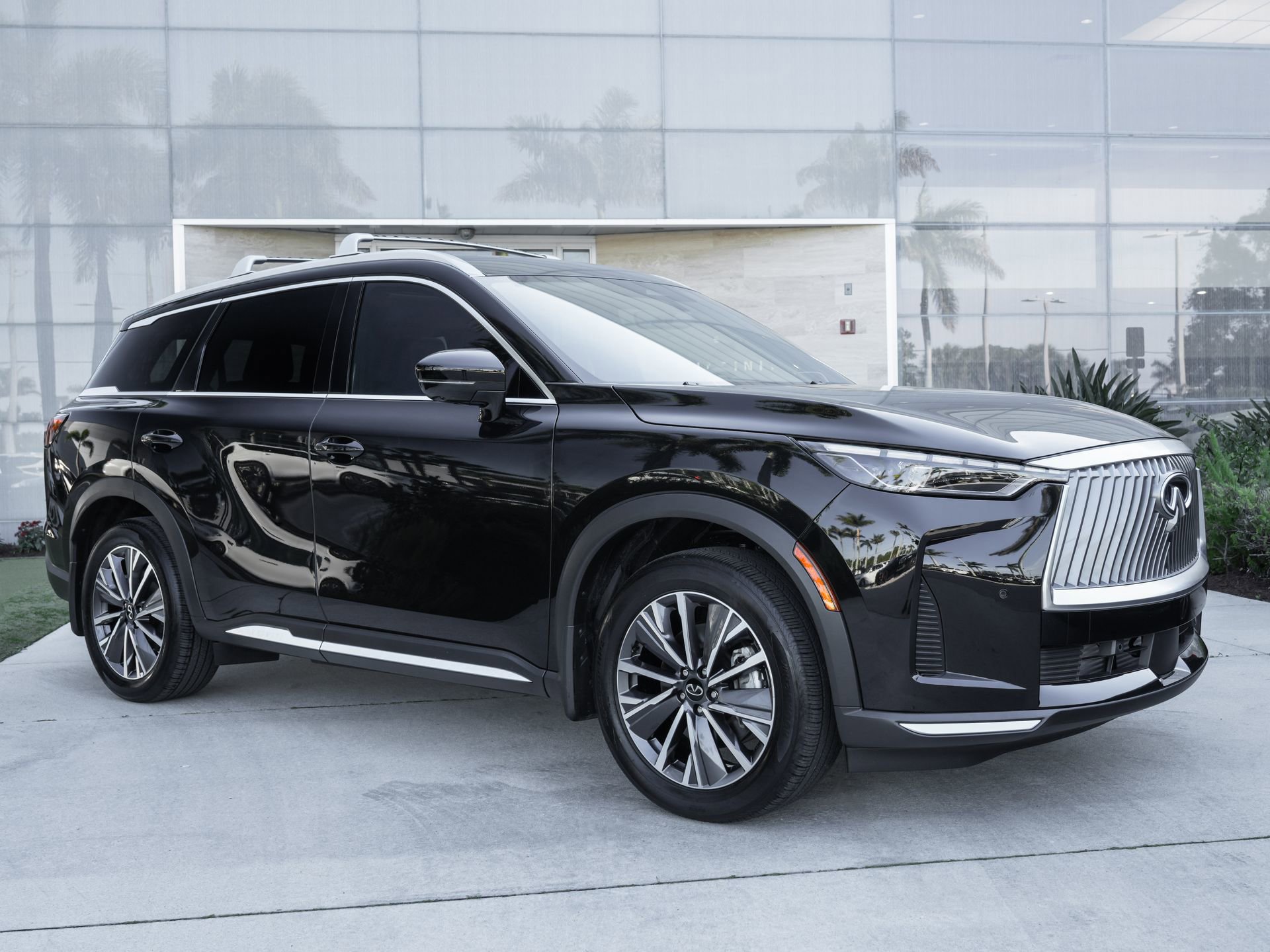 Certified 2026 INFINITI QX60 Luxe w/ Cargo Package FWD image 2