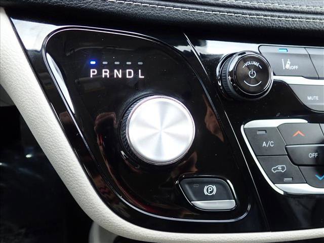 Used 2023 Chrysler Pacifica Touring-L FWD image 22