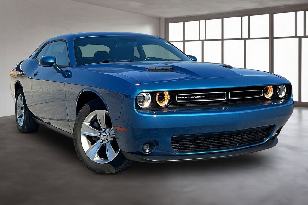 Used 2022 Dodge Challenger SXT w/ Driver Convenience Group RWD image 3