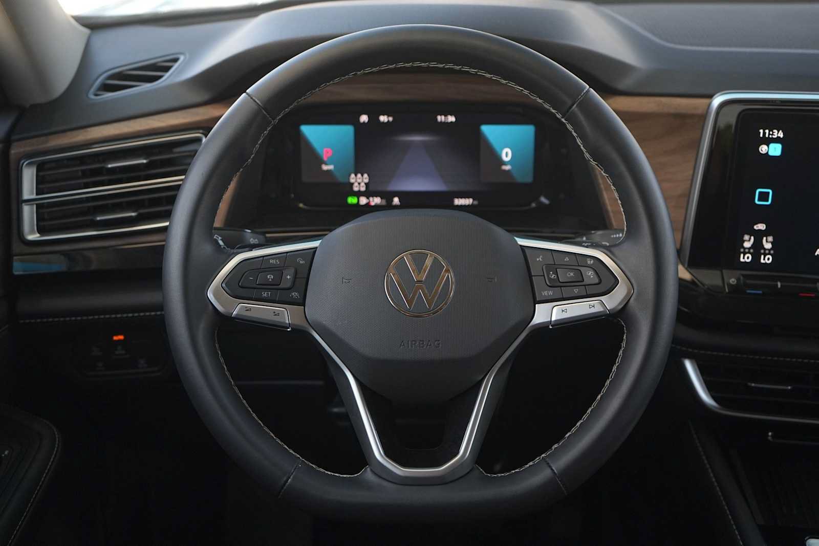 Used 2025 Volkswagen Atlas SE FWD image 16